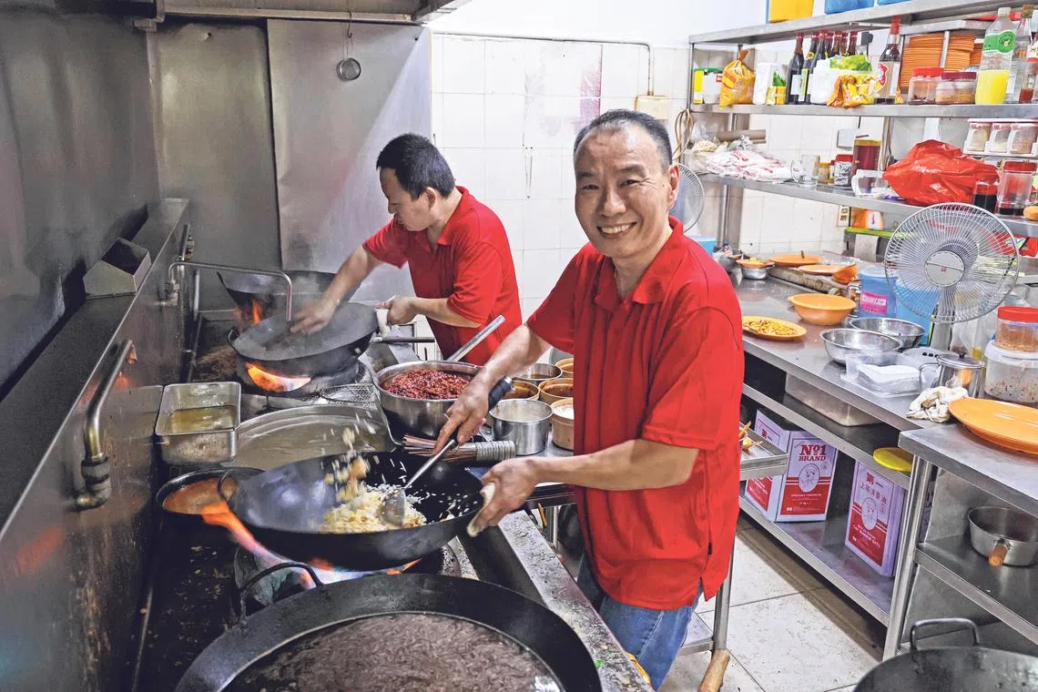在营业的最后一天，第三代掌舵人林宝发忙着为顾客下厨。（吴伟国摄）