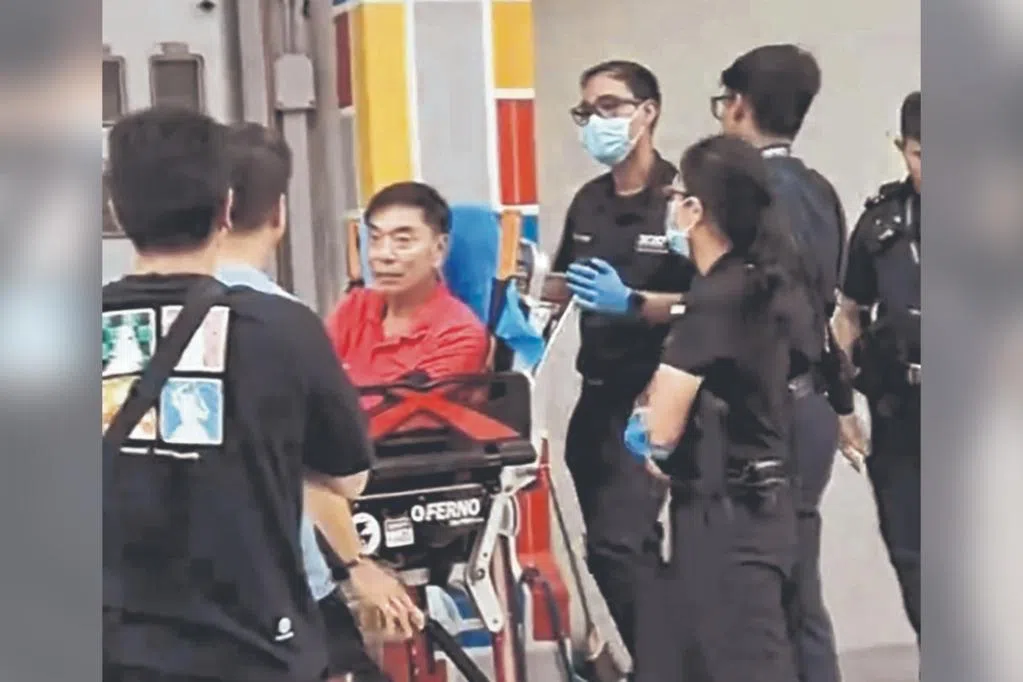 与鸡饭嫂再起冲突，黄奕良称被鸡饭嫂的丈夫推倒，惊动警方和民防部队到场。鸡饭嫂称：“人家会演戏，我们不会演戏，就是这样。”