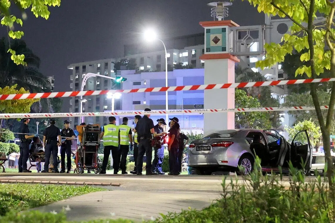 警方大面积封锁现场，检查肇事轿车。（庄耿闻摄）