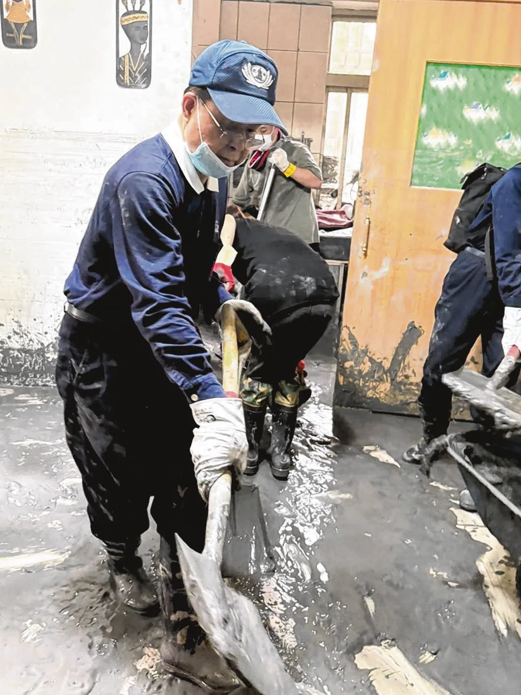 72岁的刘瑞士也尽力帮灾区清除淤泥。（慈济基金会（新加坡）提供）