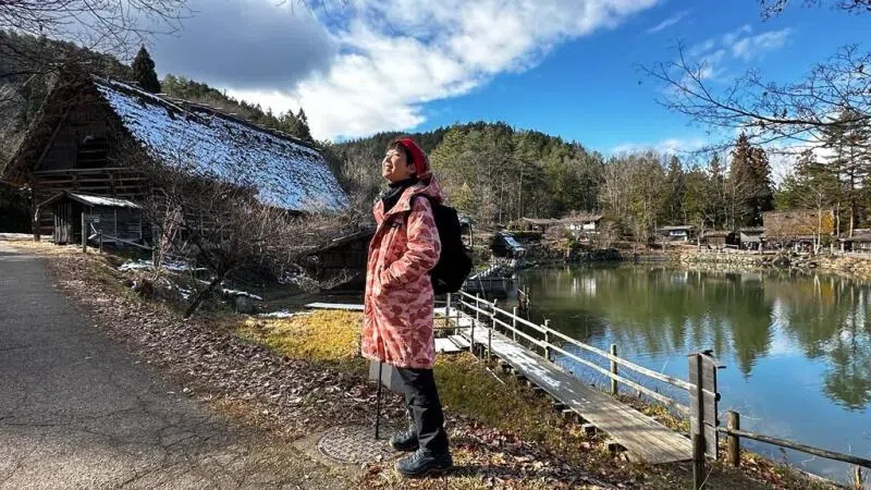 鐘琴日前到日本飞驒高山爬山。（受访者提供）
