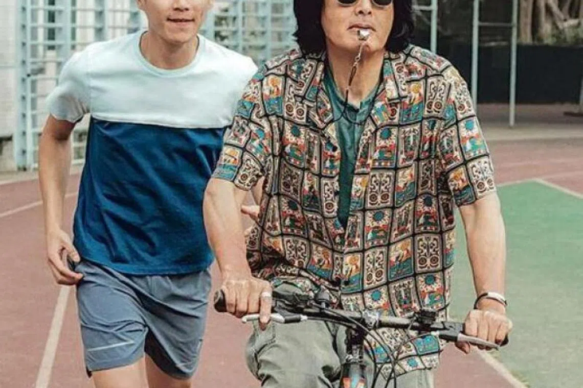 在《别》片中，袁咏仪需照顾由柯炜林（左）饰演的自闭儿，袁咏仪也首度与发哥合作，《别》明天本地放映。（取自网络）