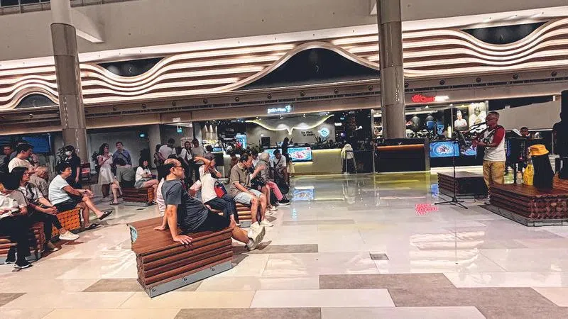城市购物中心新开辟的四楼空间，可让歌迷舒服坐下来听歌。（受访者提供）