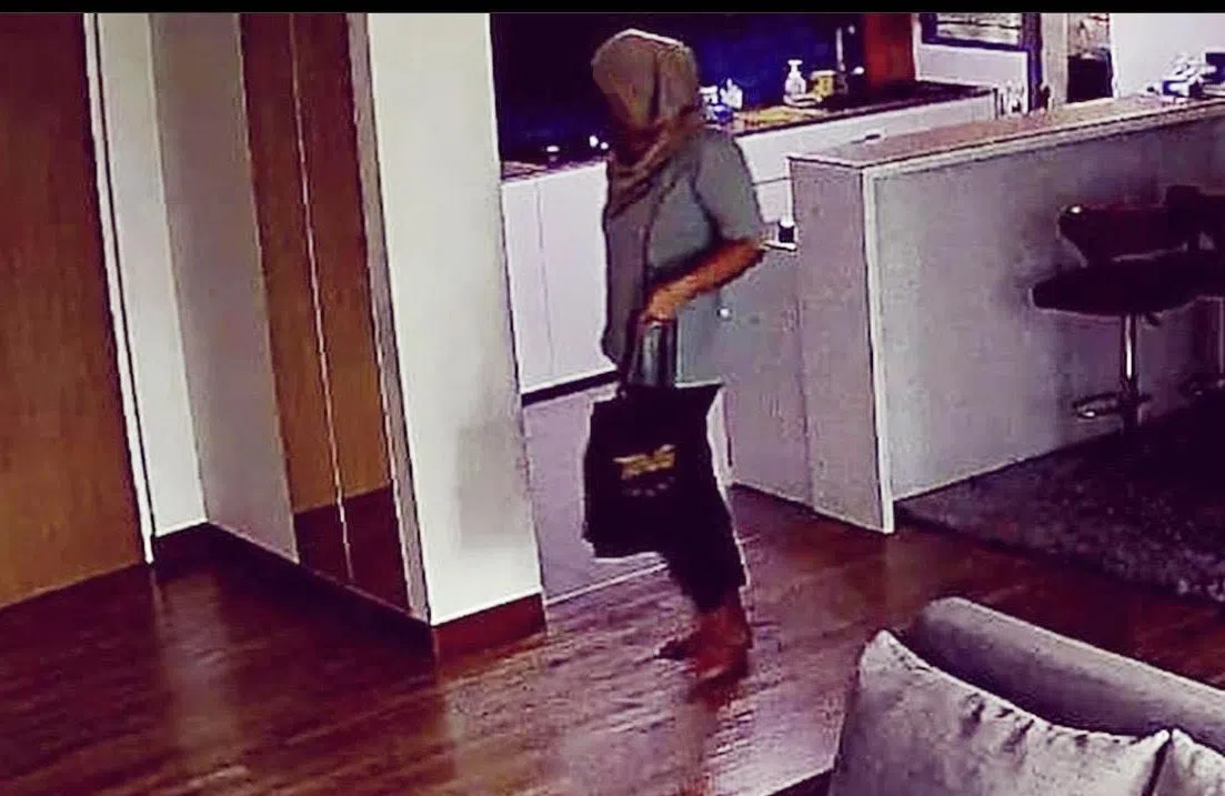 家中电眼拍摄到女佣离家的画面。（受访者提供）
