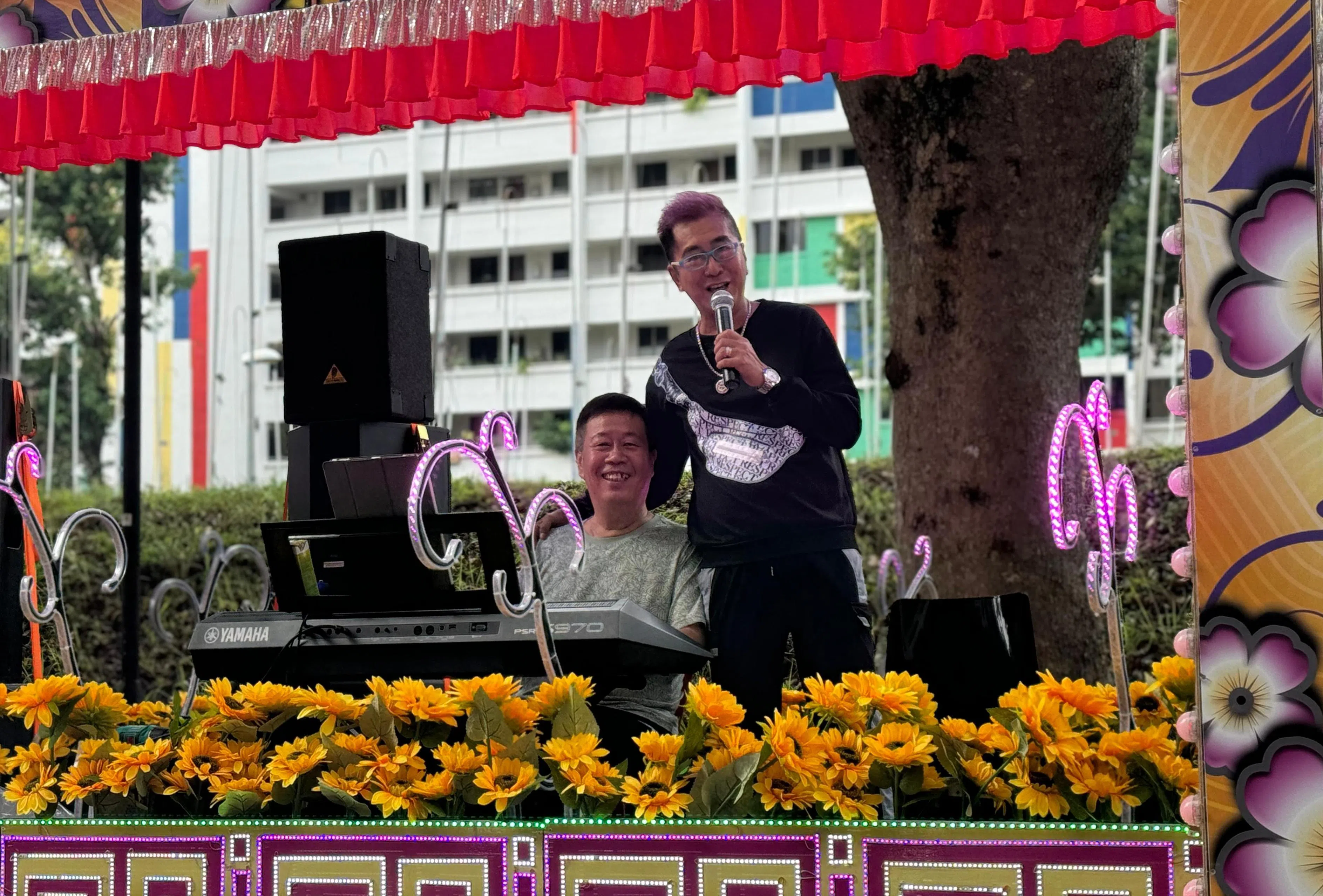 董仕强说，许多家属会请流动歌台花车，在送殡途中边唱边行。（受访者提供）