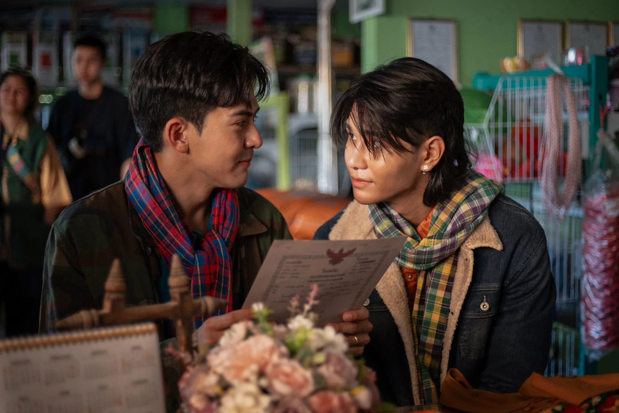 罗杰夫（右）在电影中挑战跟自己性格不一样的角色。（嘉华院线提供）