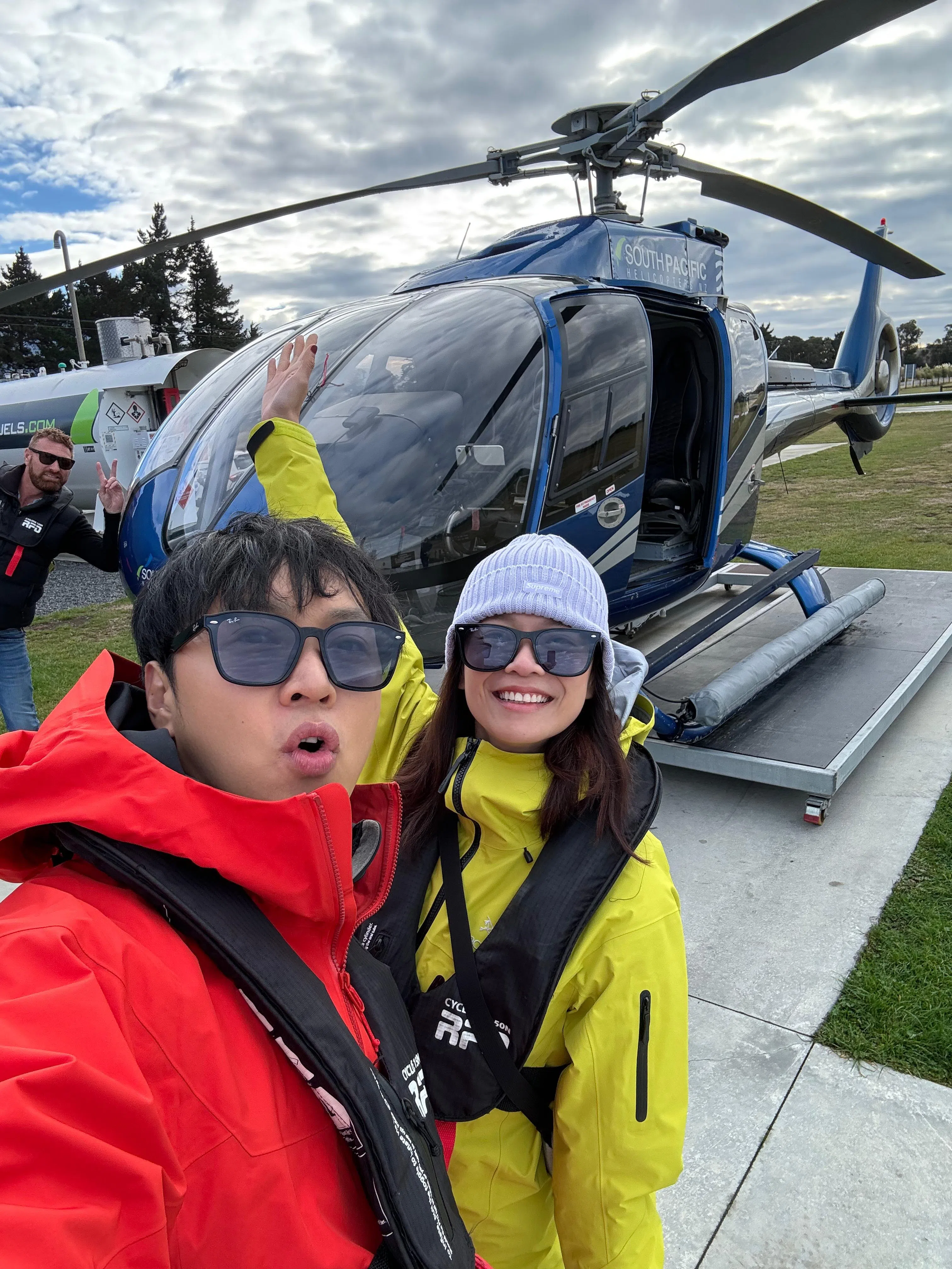 徐鸣杰和陈凤玲坐直升机去看鲸鱼和海豚。（受访者提供）