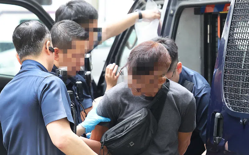 涉案男子一一被带上警车。（蔡振鸿摄）