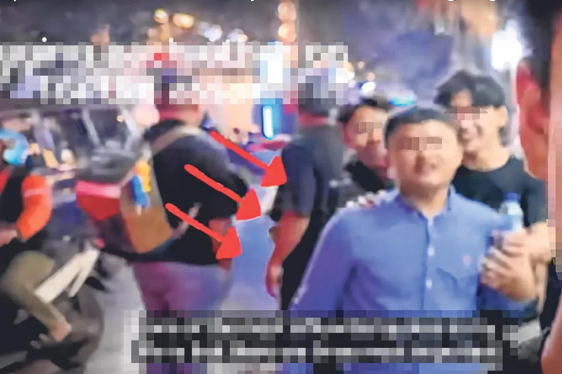 三名少年交头接耳后，蓝衣少年走上前。（取自YouTube）