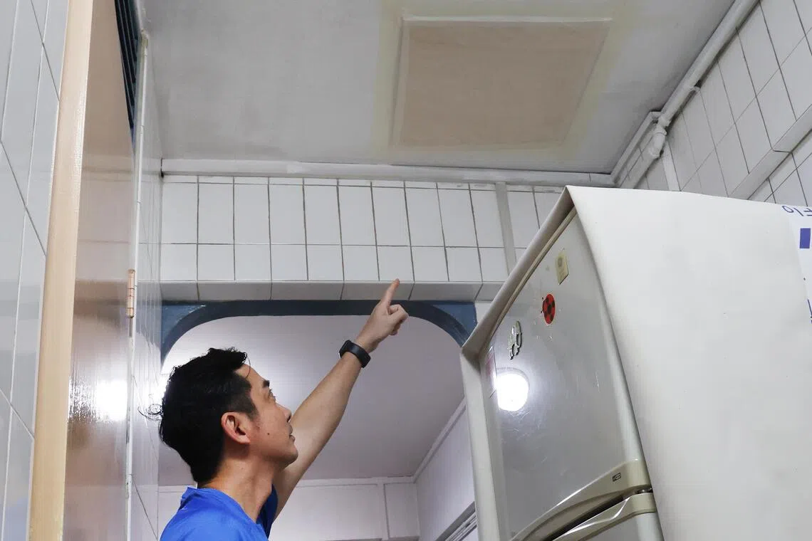 工人事后用一块厚木板将破洞遮起。（蔡振鸿摄）