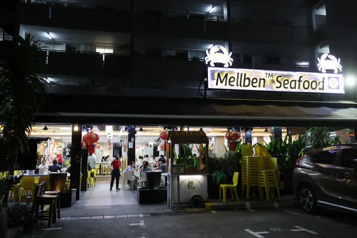 知名海鲜餐馆遭曝 熟螃蟹放抹布上切