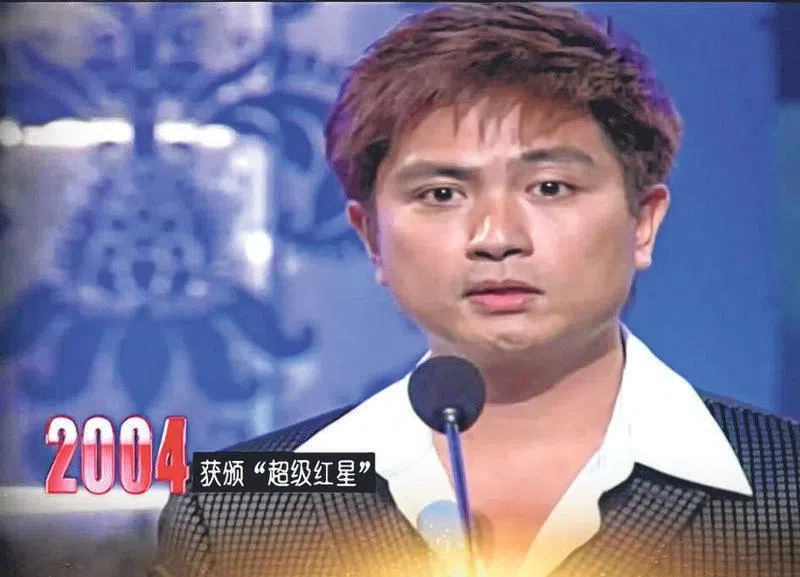 周初明连续10年拿下《红星》“十大最受欢迎男艺人”，2004年顺利“毕业”。（载自视频）