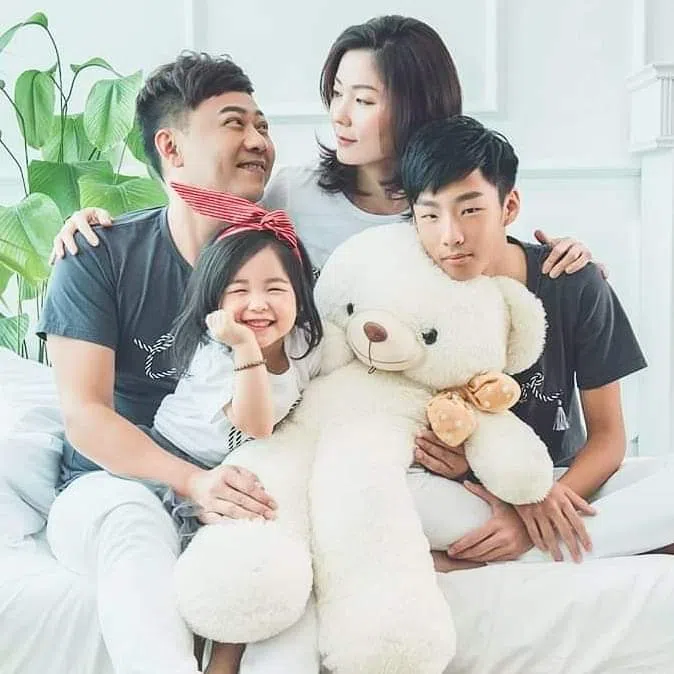 姚彣隆（左）认为与女儿“亲密”是个人选择。（档案照片）