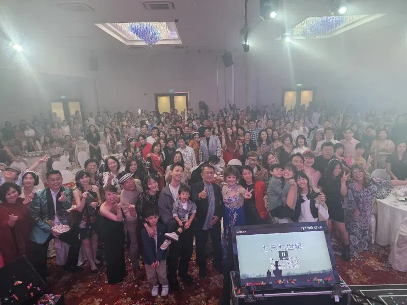 300名嘉宾和学生出席了夏蕙的“缤纷70”寿宴。（张晓鹏摄）