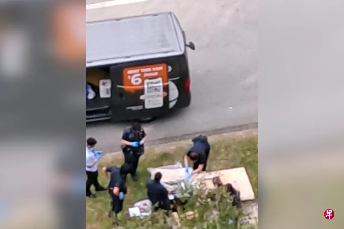 警方当场查获疑似毒品、电子烟和攻击性武器。 （读者提供）
