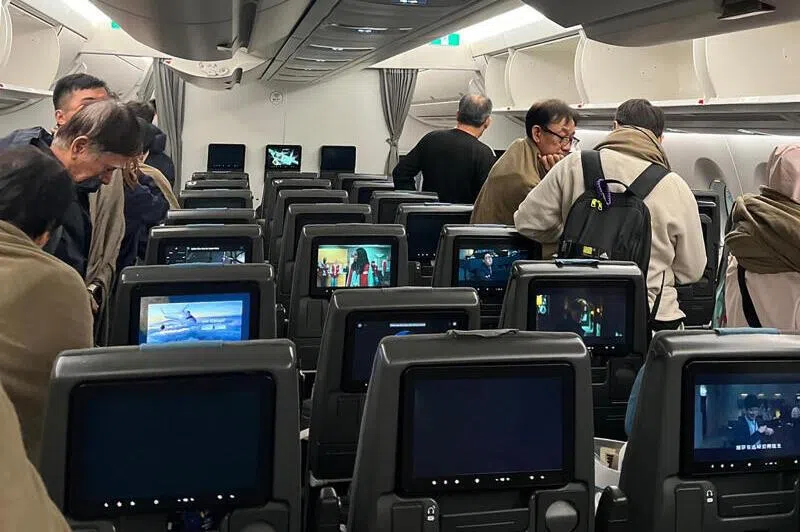 北海道返新升空后折返 新航上百乘客困机舱逾七小时