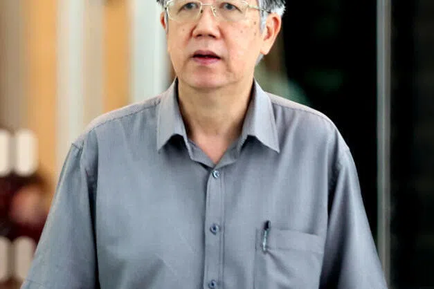 阿叔开车闯红灯 撞倒孕妇致重伤