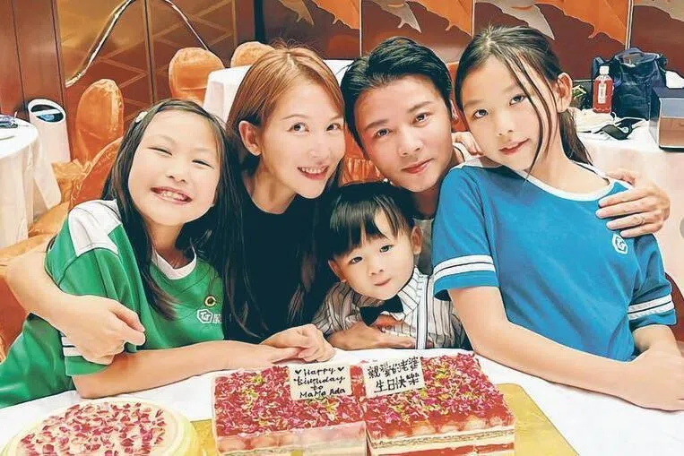 蔡少芬和张晋一家五口。（取自网络）
