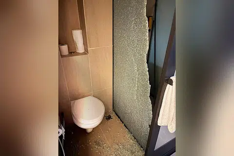 房间玻璃碎床单不干净起红疹 父女诉酒店职员态度差拒赔偿