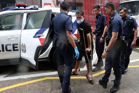 外籍男四马路观音堂外乞讨 10分钟50元入袋