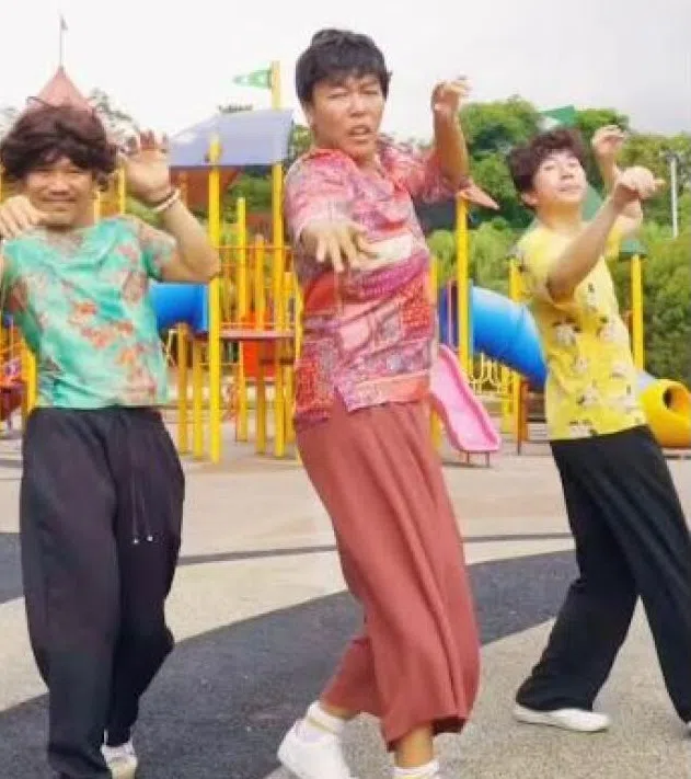 Super Senior变身“安娣”唱跳《嗯啊哦》，歌词很搞笑。（视频截图）