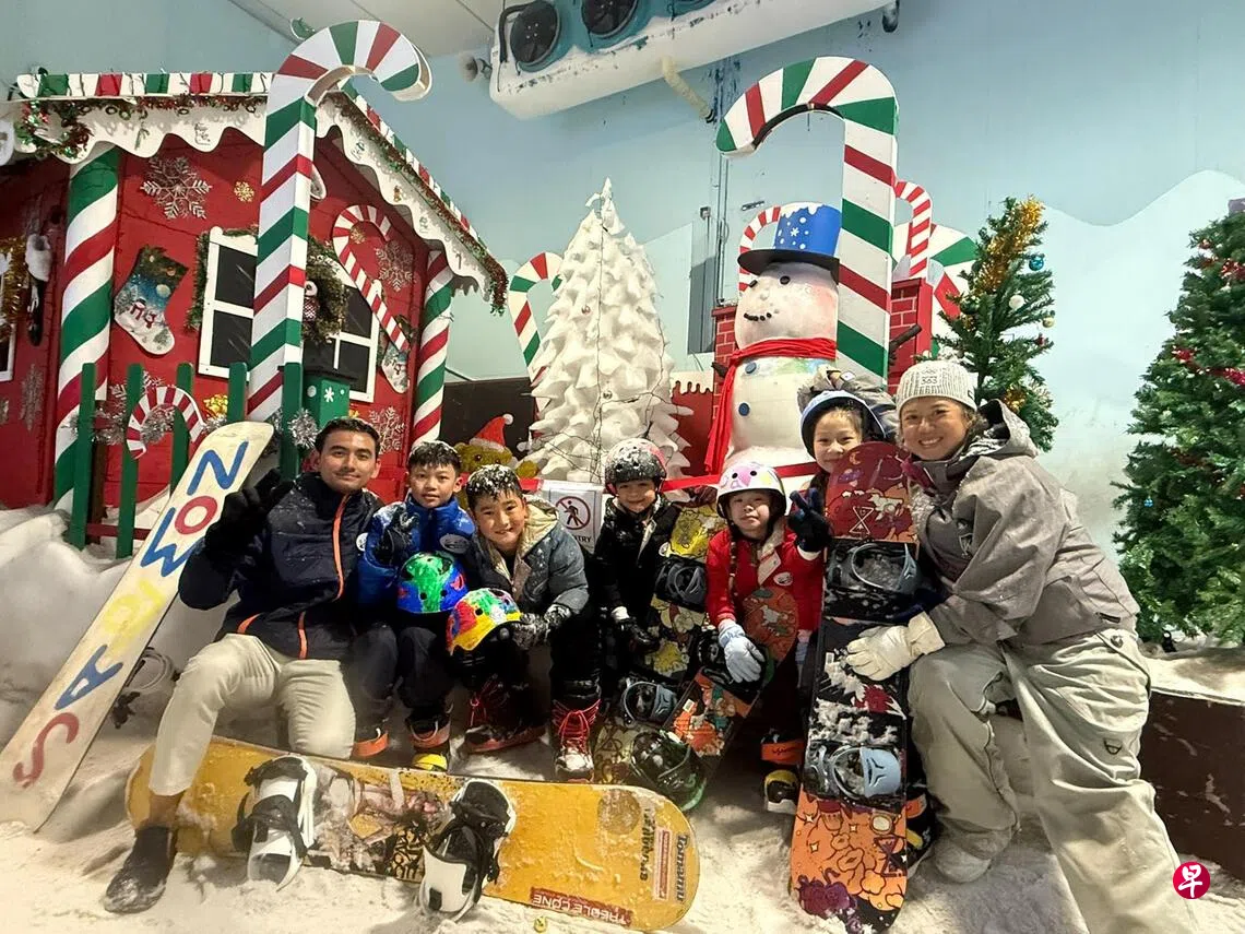 SportQuest雪上运动学校的创办人陈丽云（右一）自2002年起就在雪城教人单板和双板滑雪。 （受访者提供）