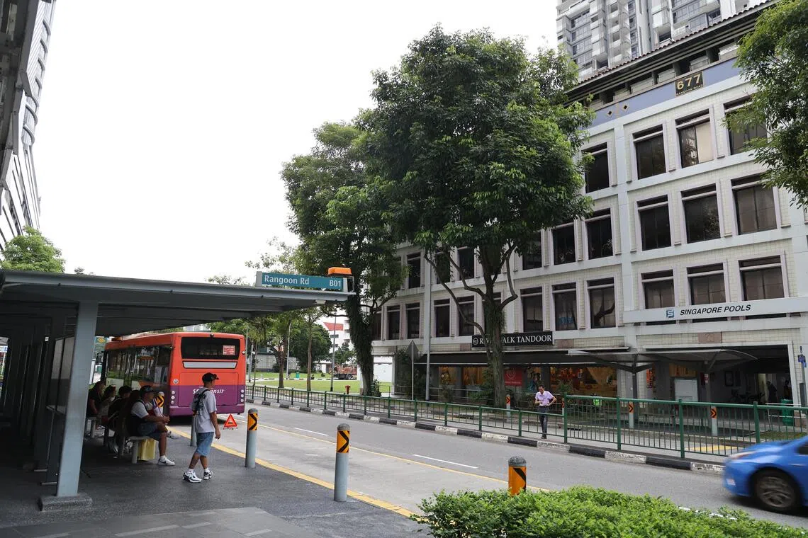 仰光路这路段双方向共四条车道，中央分界堤设有围栏。（刘启成摄）