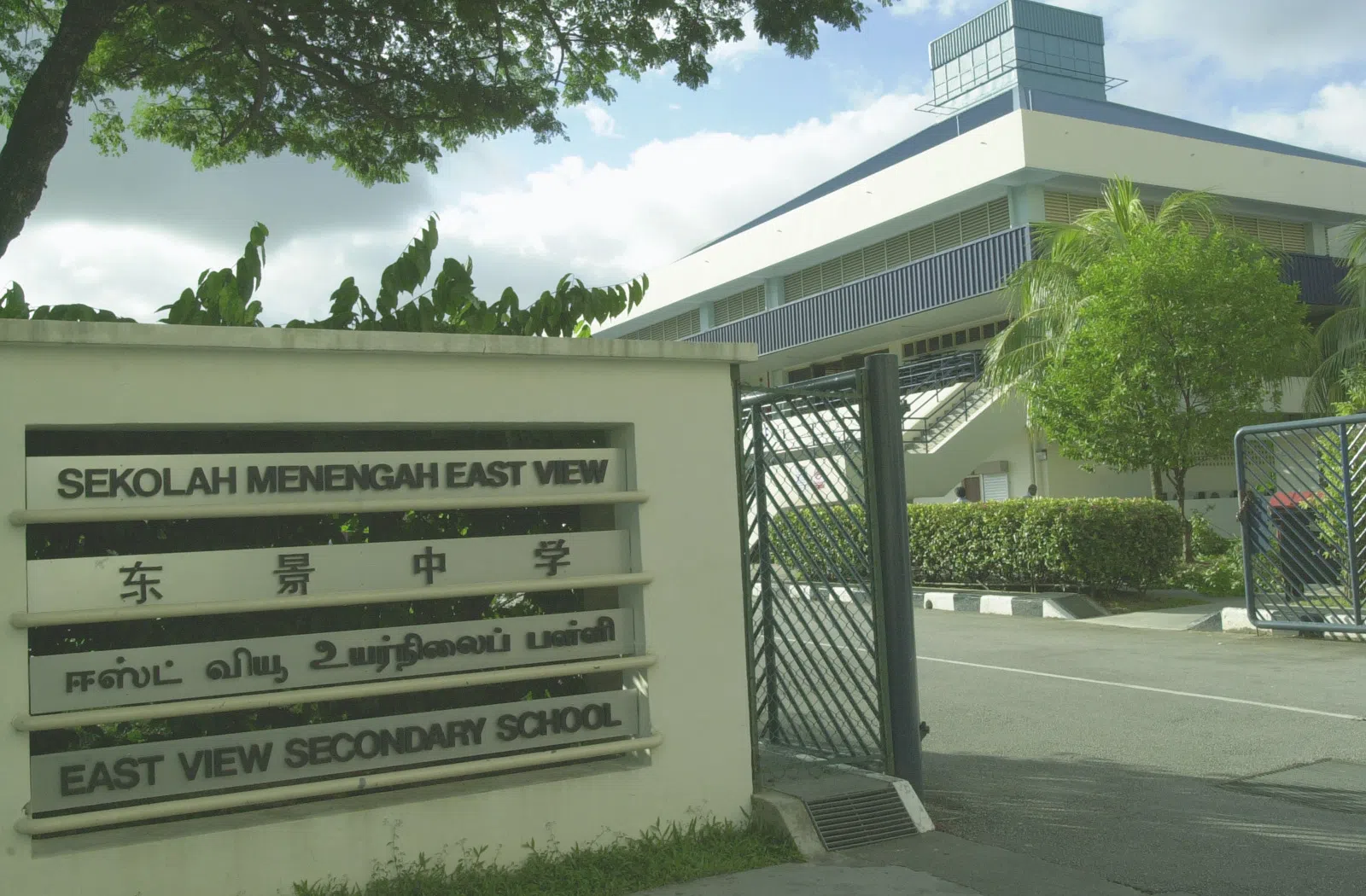 承尧怀念母校东景中学。（档案照片）