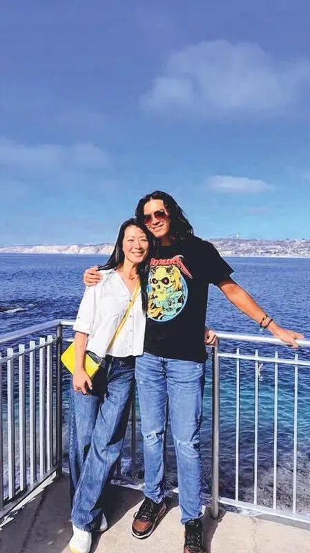 谢敏目前在新美两地奔波，右为其儿子德迅。（谢敏提供）