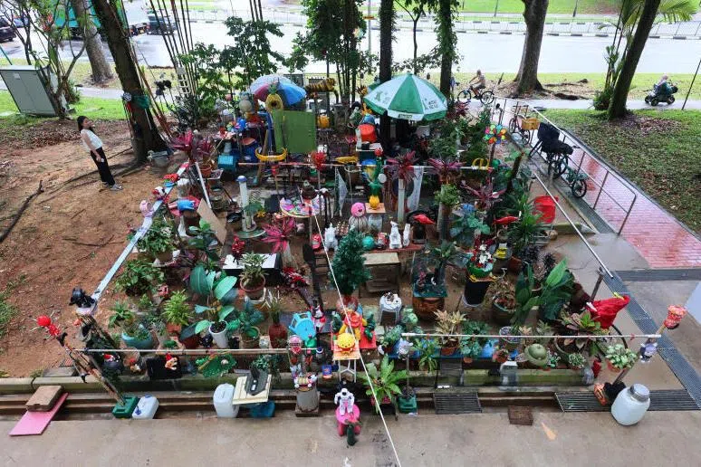 草地的四周用绳子与杆子围起来，分成两个部分，当中约有50件装饰。（潘丰源摄）