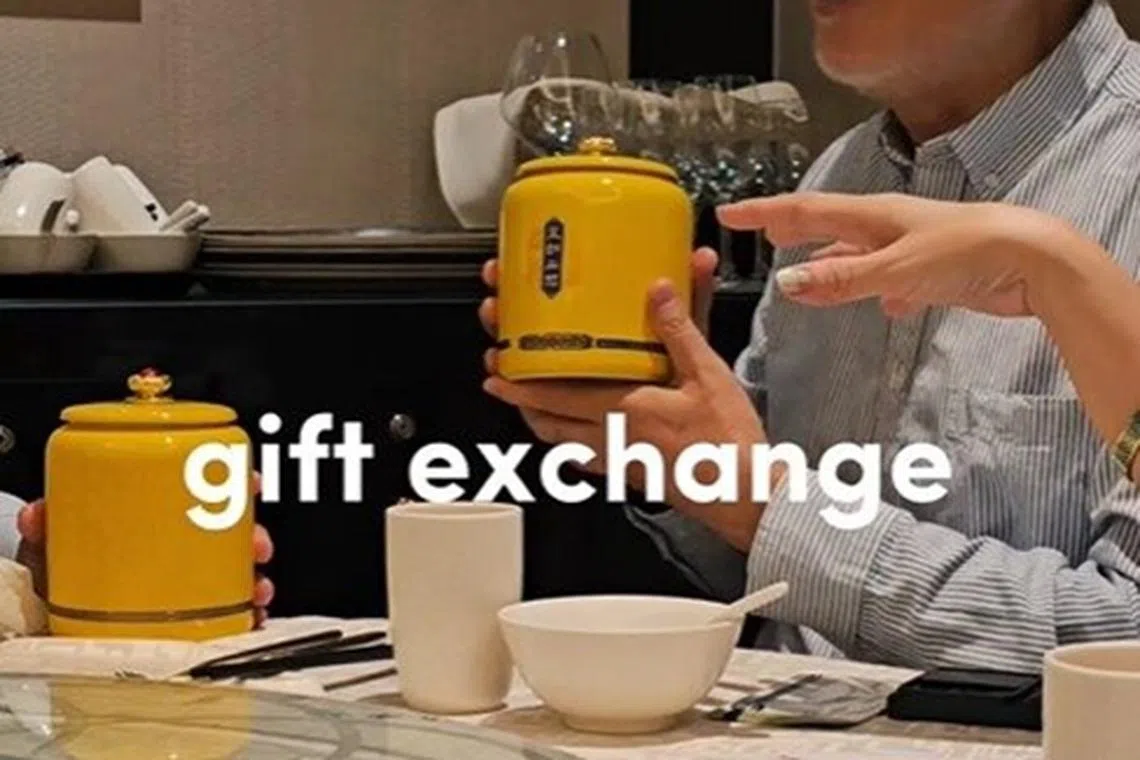 朱厚任与亲家交换礼物。（互联网）