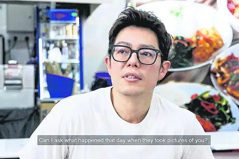 张耀栋开煮炒摊 盼多陪伴女儿