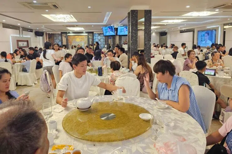 受中东局势影响，经济前景不明朗，有餐饮业者透露今年母亲节订位比往年来得更慢，也有的下重本推出超值套餐以免生意受影响。