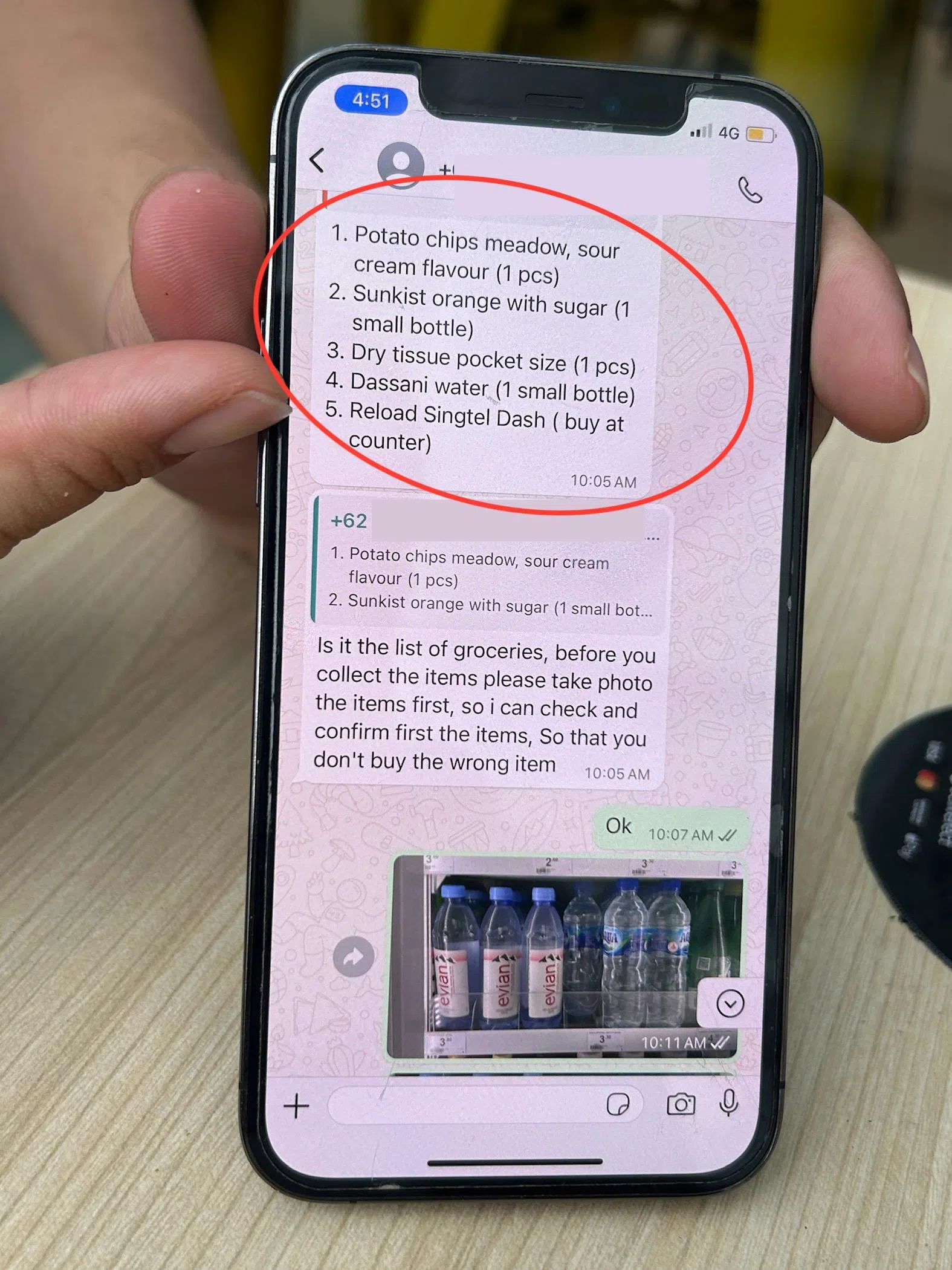 陈先生通过WhatsApp与“顾客”联络。（曾美玲摄）