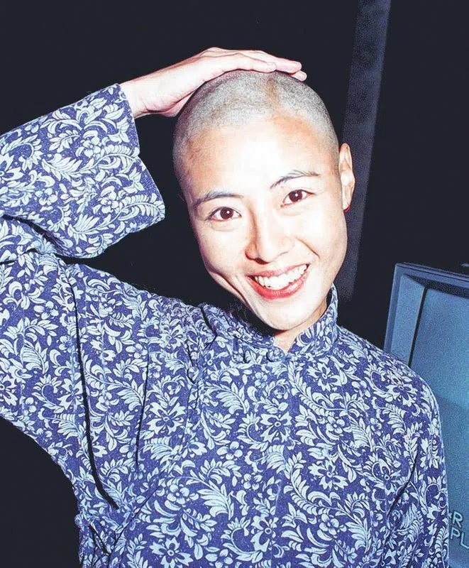许美珍为《出路》剃头。（档案照片）
