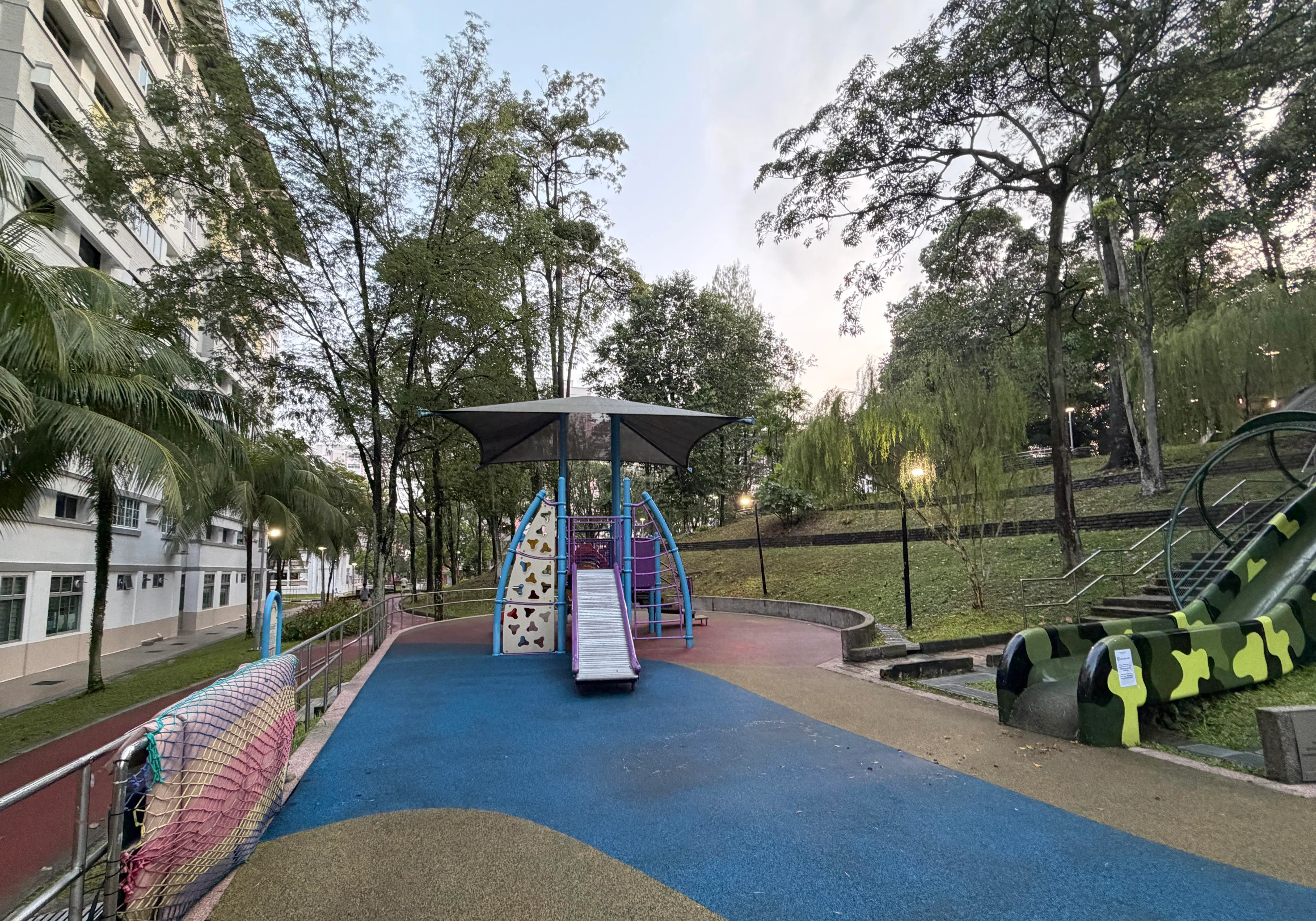 市镇会在游乐场栏杆处安装缓冲垫。（吴依瑾摄）