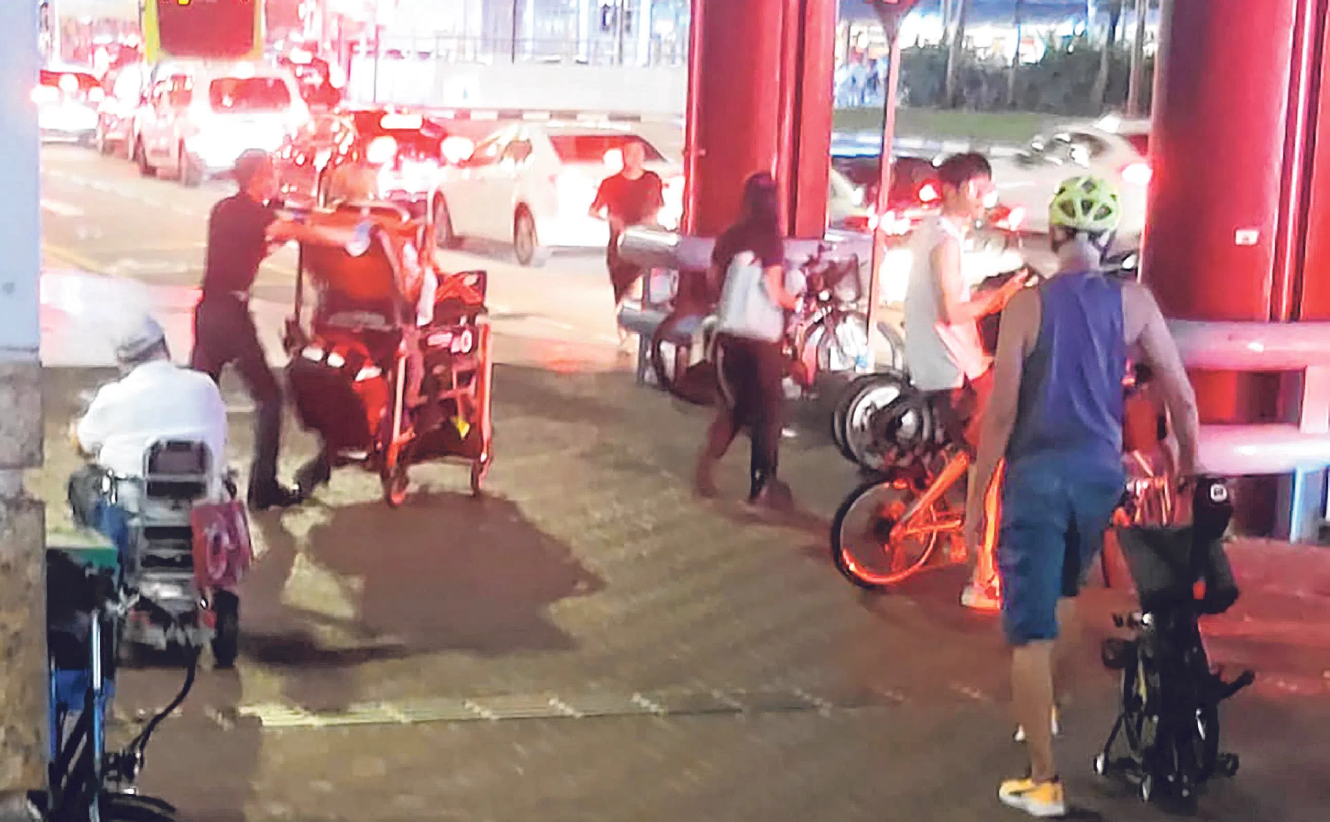 医护人员把伤者推上救护车。（受访者提供）