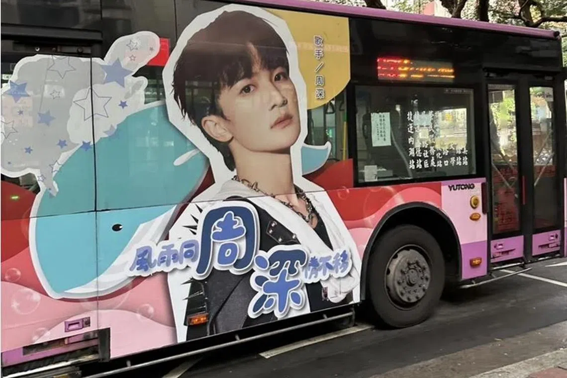 台北粉丝买下四辆公车的车身广告为周深庆生。（取自互联网）