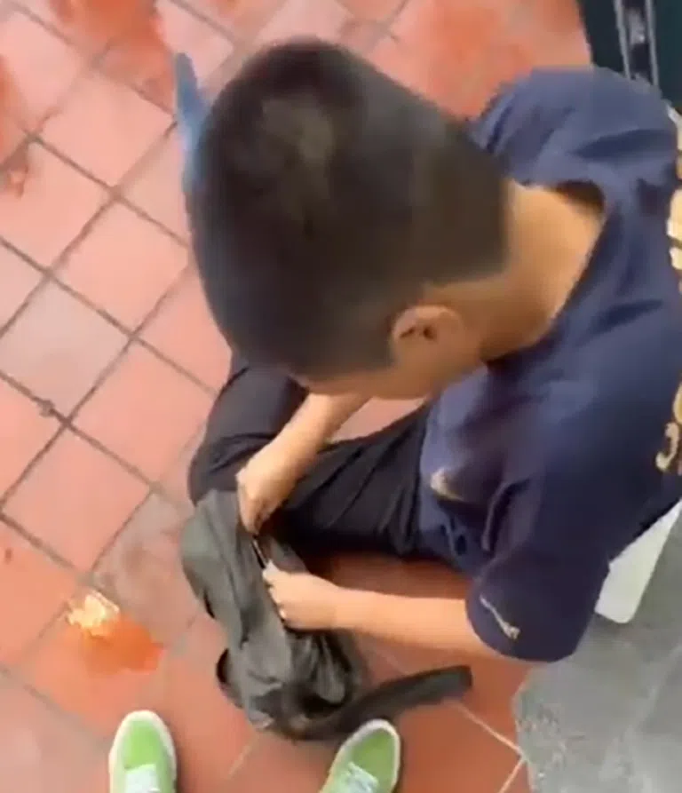 涉事男子企图从包里取刀。（取自社媒）