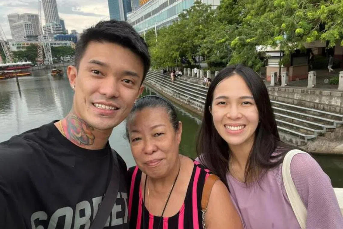 江伟南与母亲（中）及女友。（受访者提供）
