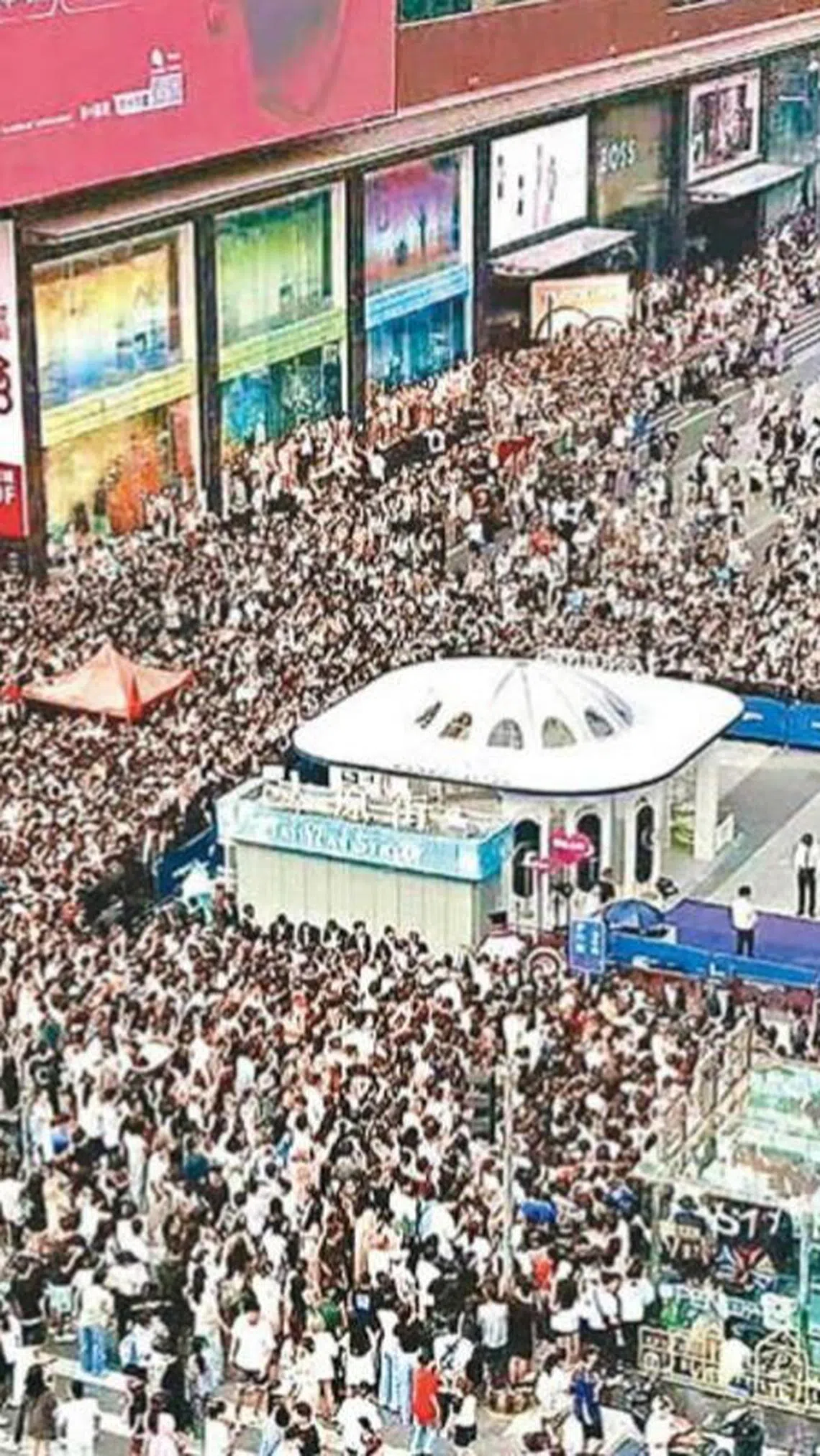 店外万人挤爆，赵丽颖走特别通道抵达店铺。（互联网）