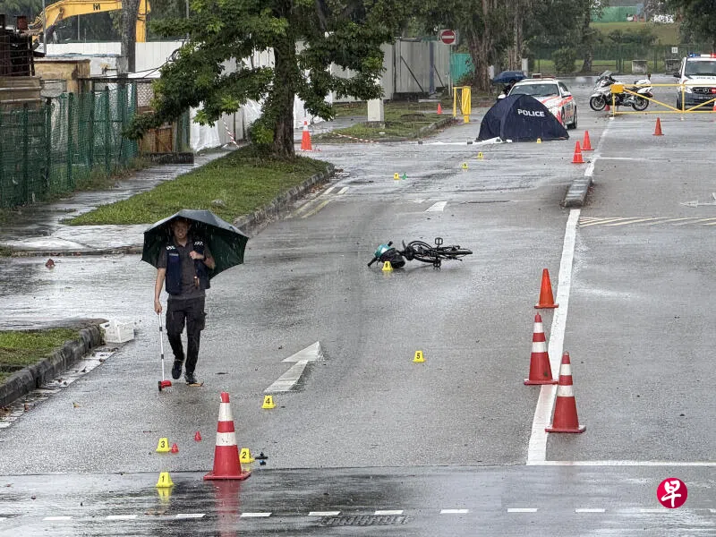 拖车疑在路口处撞倒骑脚踏车的妇女，再将她拖行70米。 （曾美玲摄）