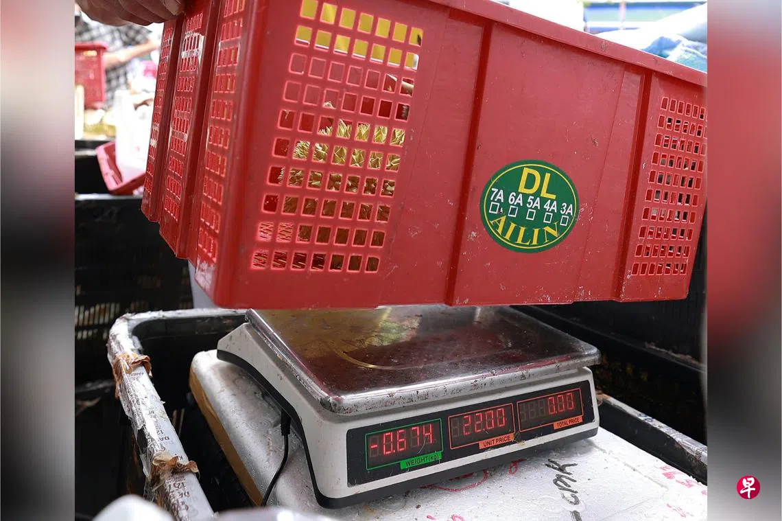 男子诉：买榴梿时篮子也称重算钱摊贩：一场误会| 联合早报