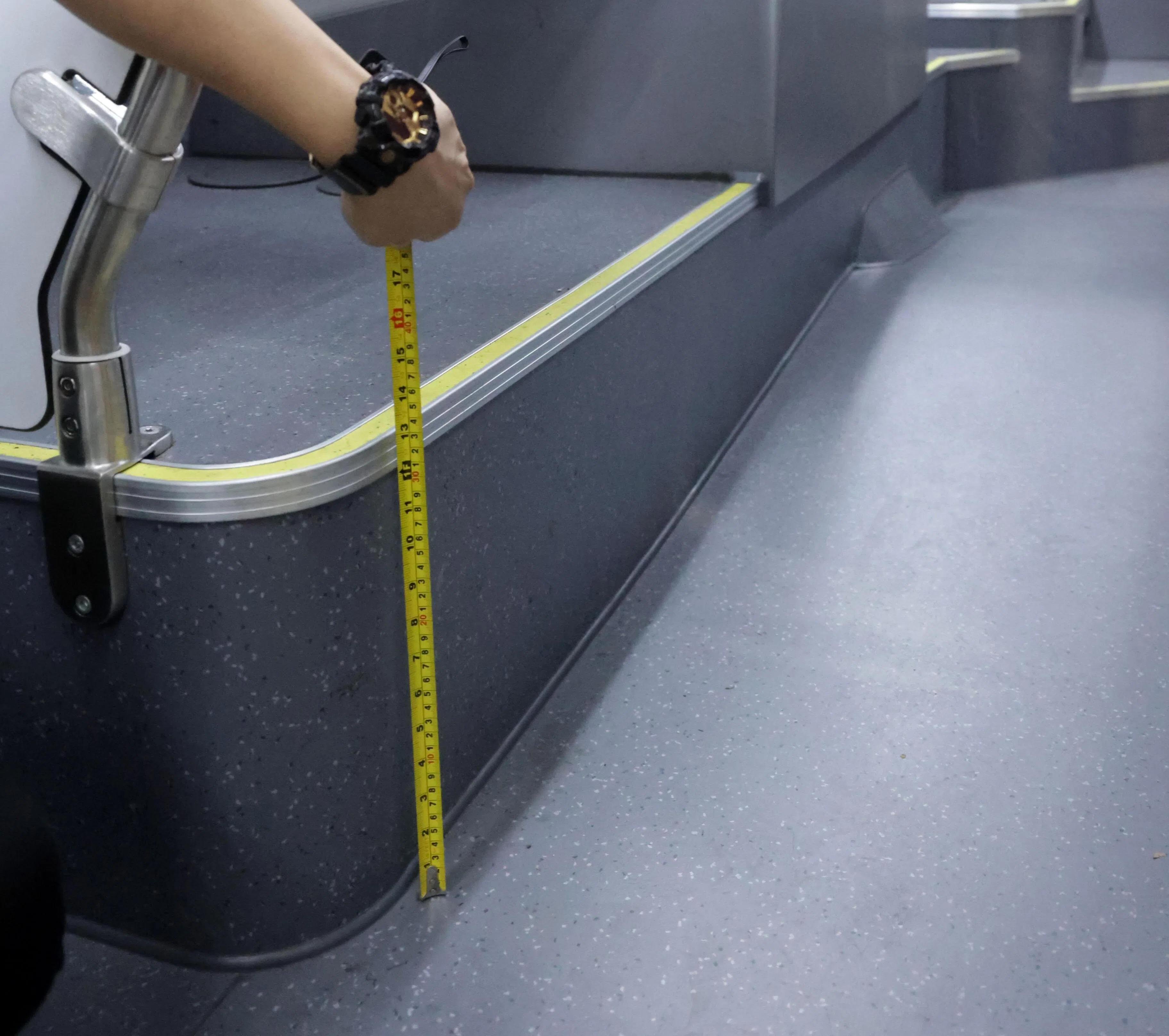 新巴士的优先座台阶高达33公分。（曾美玲摄）