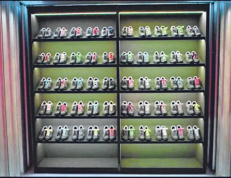 邓伟德饰演的杀人犯，“战绩”摆满两个柜子，让人看了不寒而栗。（取自网络）