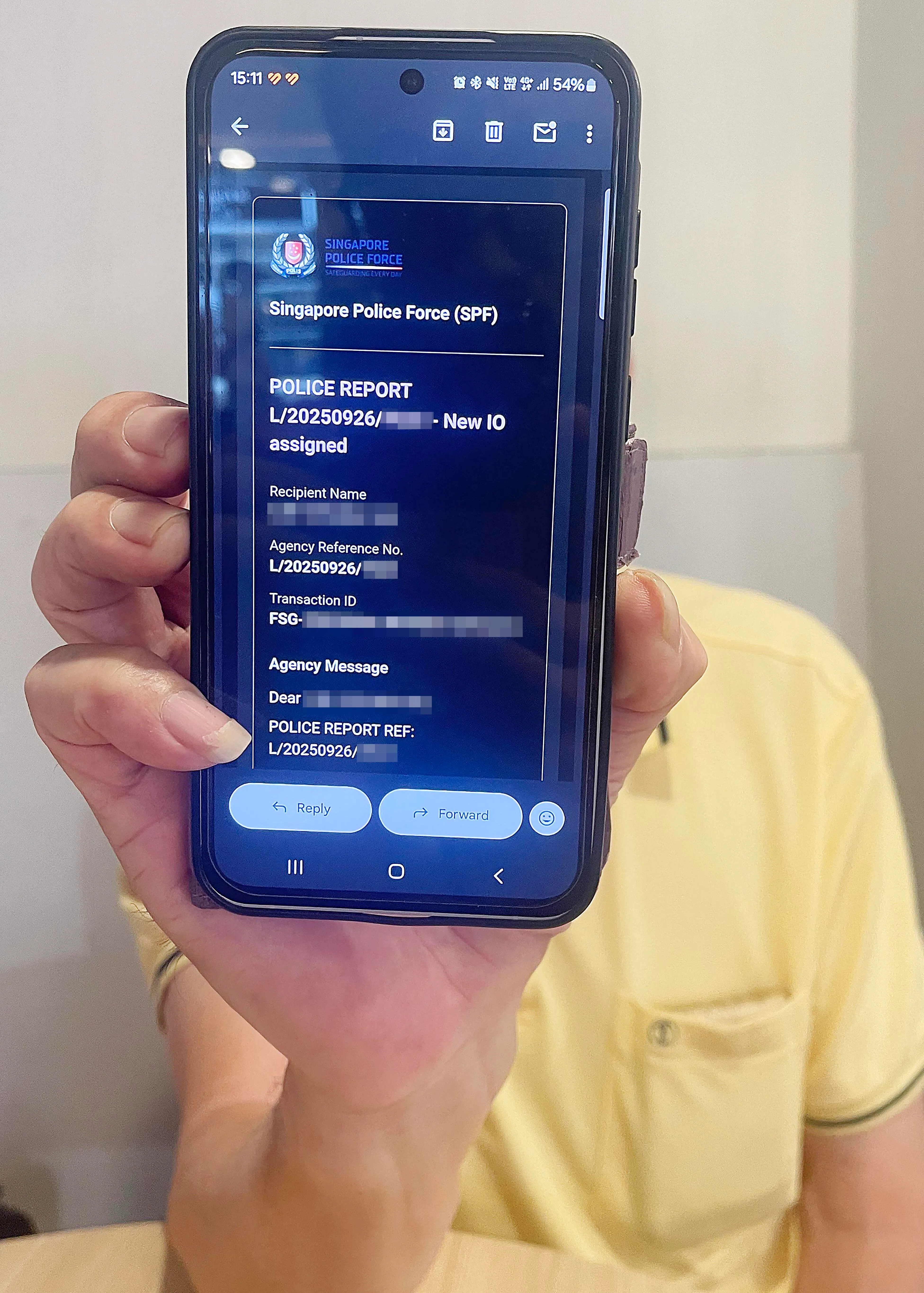黄先生发觉被骗后报警。（余明飞摄）