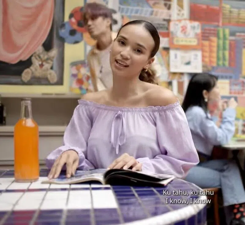 本地足球名宿范迪阿末的女儿伊曼范迪参与了“携手向前”的演唱。（MV截图）