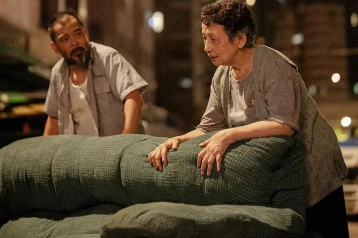 冯素波在《垃圾》中带伤与葛民辉搬沙发。（取自网络）