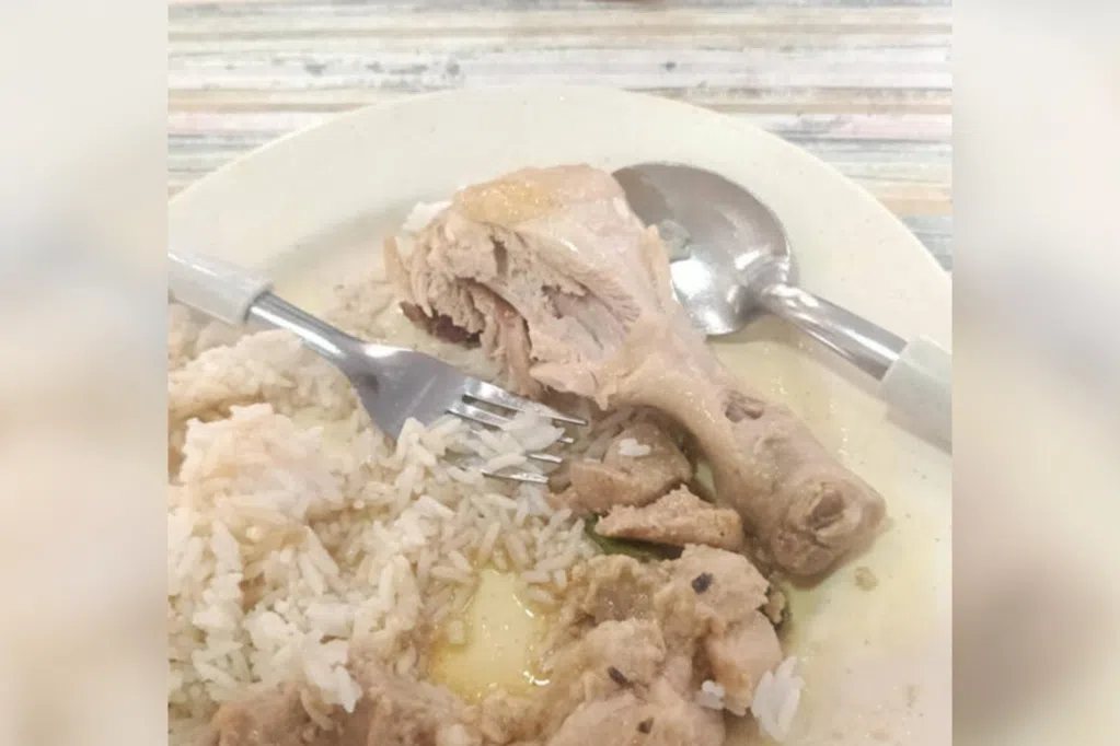 两肉一饭收6元7角食客喊贵 杂菜摊贩：已标明精选菜肴价