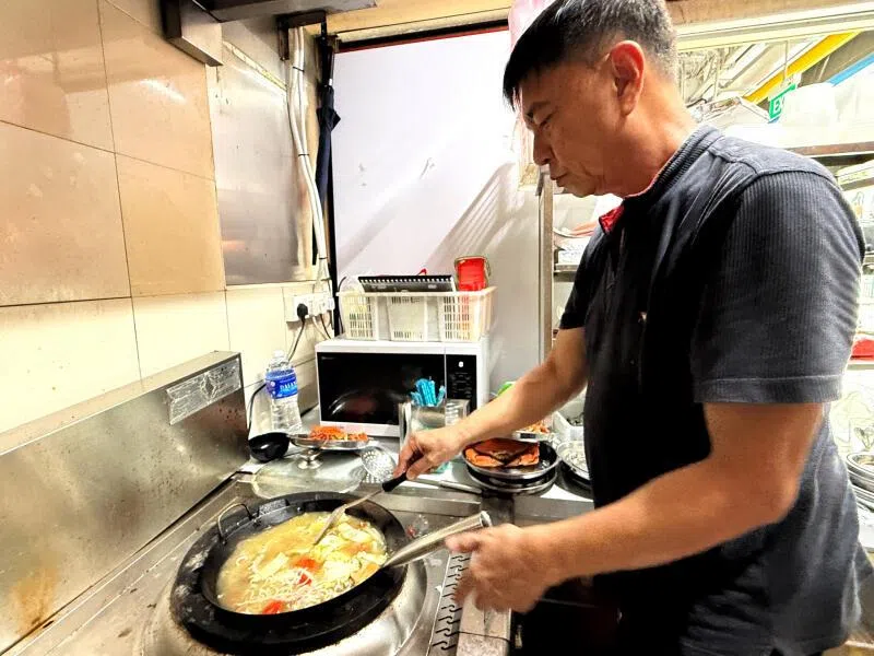 两个月前，黄奕良开了一个名为“老渔夫”的煮炒摊，自己掌勺，烹制炒蟹、蒸海鲜等都难不倒他。（海峡时报星期天刊）
